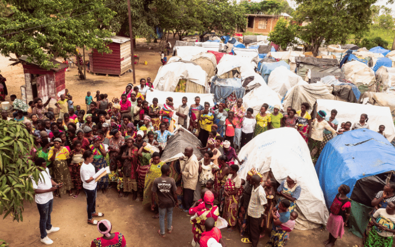 distribución de alimentos-campamento-de-refugiados-en-el-congo-después-del-desastre-de-inundación