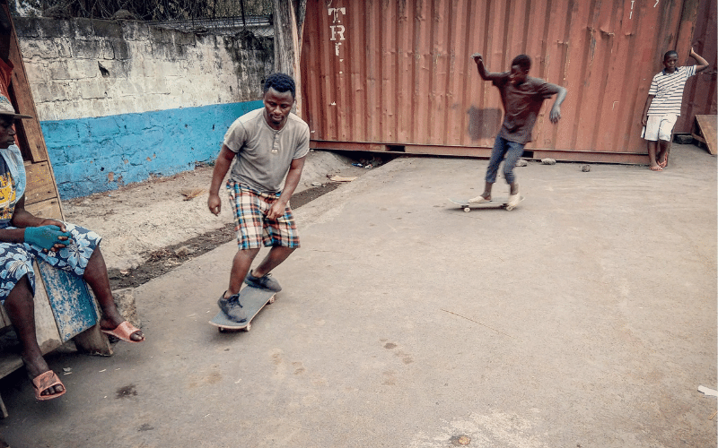 fabrice-practices-with-young people-in-the-skate-park