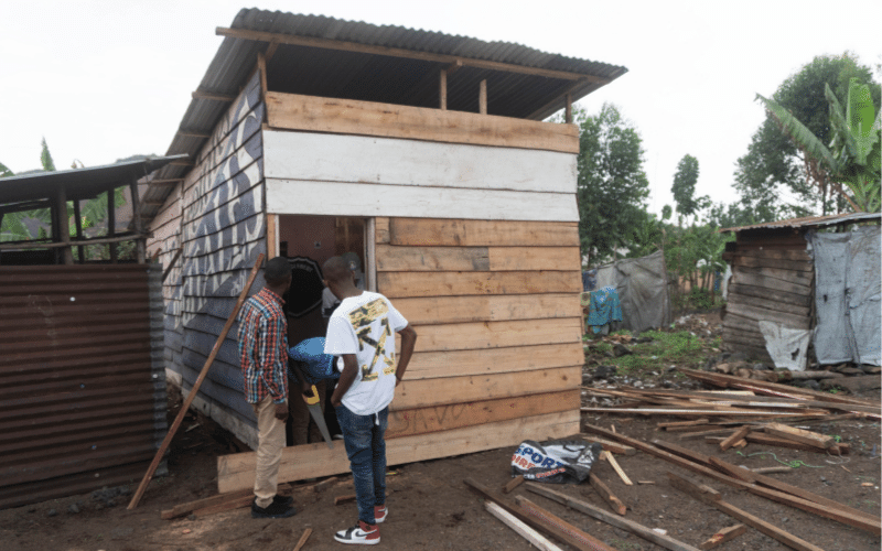 focus-congo-team-beim-hausbau