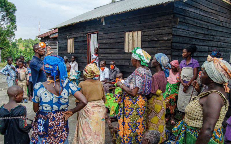 Employees-encourages-recipients-after-disaster-in-Congo