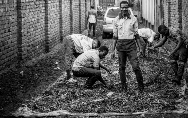 murhula-briquetas-du-kivu-en-el-trabajo