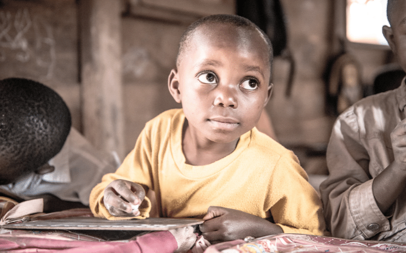 niño-escuela-patrocinado-en-congo