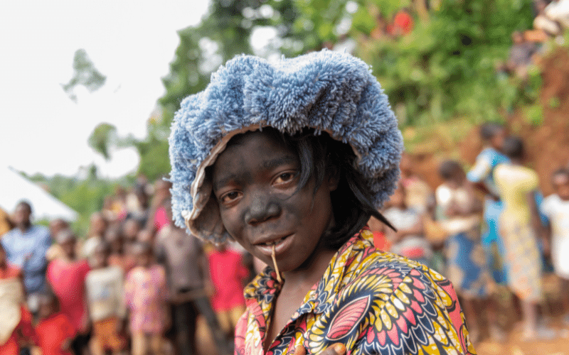 un enfant des rues à Bukavu se produit