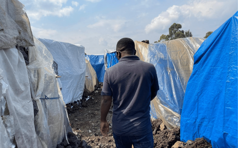 membre de l'équipe en visite dans un camp de réfugiés au Congo