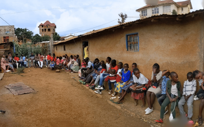 waisenkind-ombeni-beherrbergt-straßenkinder