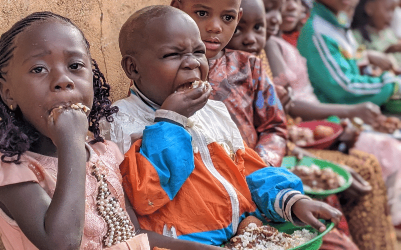 huérfano-ombeni-cocina-para-los-niños-de-la-calle-en-navidad