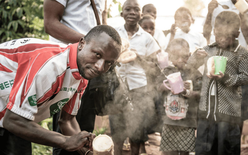 orphelin-ombeni-cuisinier-pour-les-enfants-des-rues