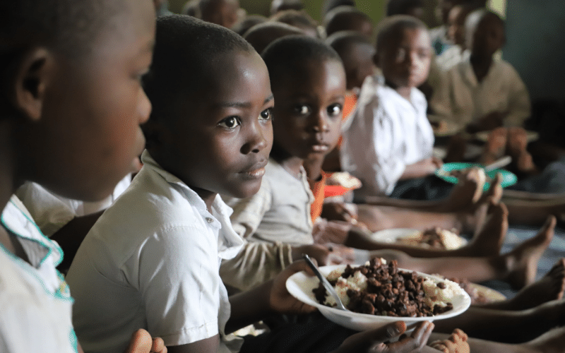 orphelins-manger-ensemble au Congo