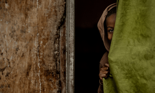 enfant-derrière-le-rideau-au-congo